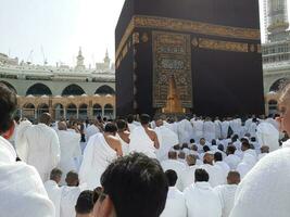 la meca, saudi arabia, abril 2023 - peregrinos desde todas terminado el mundo son presente en el patio de masjid al haram para tawaf. foto