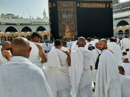 la meca, saudi arabia, abril 2023 - peregrinos desde todas terminado el mundo son presente en el patio de masjid al haram para tawaf. foto