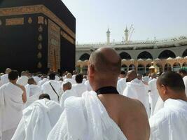 la meca, saudi arabia, abril 2023 - peregrinos desde todas terminado el mundo son presente en el patio de masjid al haram para tawaf. foto