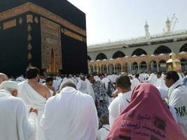 la meca, saudi arabia, abril 2023 - peregrinos desde todas terminado el mundo son presente en el patio de masjid al haram para tawaf. foto