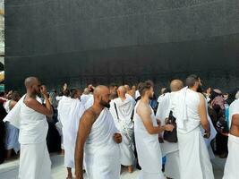 la meca, saudi arabia, abril 2023 - peregrinos desde todas terminado el mundo son presente en el patio de masjid al haram para tawaf. foto