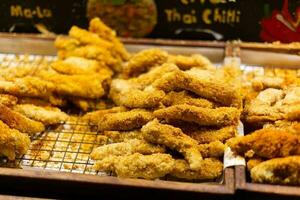 crujiente frito pollo en tailandés comida mercado foto