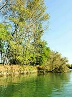 por el orilla del río foto