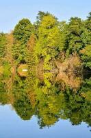 por el orilla del río foto