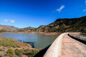 un reservorio en el montañas foto