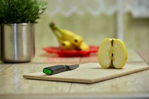 Cocinando sano desintoxicación zalamero con Fresco frutas y verde Espinacas. sano estilo de vida desintoxicación concepto. cerca arriba rojo manzana. foto