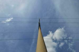 pilón y transmisión poder línea en puesta de sol foto