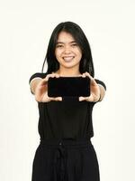 mostrando aplicaciones o anuncios en un teléfono inteligente de pantalla en blanco de una hermosa mujer asiática aislada de fondo blanco foto