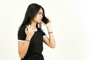 hacer un teléfono llamada utilizando teléfono inteligente con enojado cara de hermosa asiático mujer aislado en blanco foto