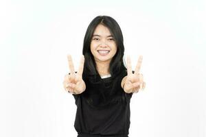 mostrando el signo de la paz de una hermosa mujer asiática aislada de fondo blanco foto