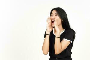 hacer un anuncio con las manos sobre la boca de una hermosa mujer asiática aislada de fondo blanco foto