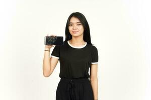 sonrisa y demostración aplicaciones o anuncios en blanco pantalla teléfono inteligente de hermosa asiático mujer aislado en blanco foto