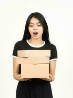 caja de embalaje o caja de cartón de una hermosa mujer asiática aislada de fondo blanco foto