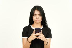 participación o utilizando teléfono inteligente con triste o enojado cara de hermosa asiático mujer aislado en blanco foto