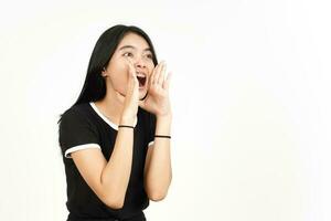hacer un anuncio con las manos sobre la boca de una hermosa mujer asiática aislada de fondo blanco foto