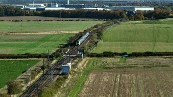 viajante trem excesso de velocidade através a campo dentro a Reino Unido video