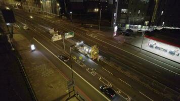 Straße Arbeitskräfte im das Vereinigtes Königreich Schließen ein Straße Kreuzung beim Nacht video