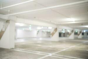 difuminar imagen de vacío coche parque en sótano de garaje compras centro comercial. desenfocado interior antecedentes concepto foto