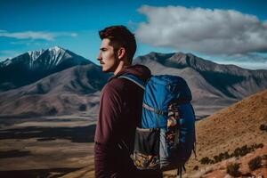 turista con un mochila en un montaña caminata. neural red ai generado foto