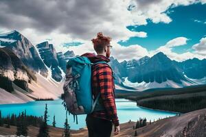 turista con un mochila en un montaña caminata. neural red ai generado foto