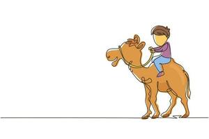 dibujo de una sola línea niño feliz montando camello. niño sentado en la joroba de camello con silla de montar en el desierto. niños aprendiendo a montar en camello. ilustración de vector gráfico de diseño de dibujo de línea continua moderna