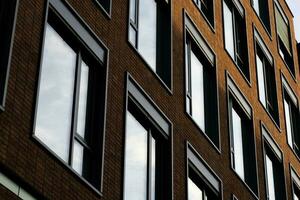 marrón edificio y ventana reflexión foto