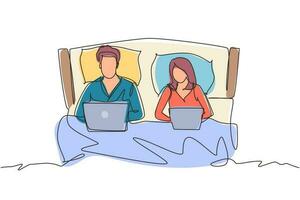 pareja de dibujo de una línea continua en la cama. hombre y mujer con laptop navegando por internet. actividad de matrimonio feliz antes de dormir. pareja romántica descansando en el dormitorio. gráfico vectorial de diseño de dibujo de una sola línea vector