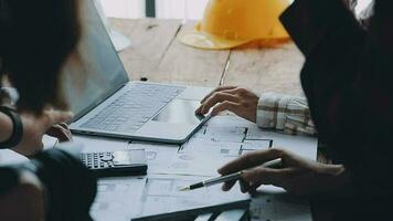 bild av teknik objekt på arbetsplats med tre partners interagera på bakgrund video