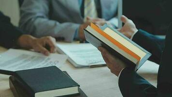 concept de justice et de droit. juge masculin dans une salle d'audience avec le marteau, travaillant avec, clavier d'ordinateur et d'accueil, lunettes, sur table à la lumière du matin video