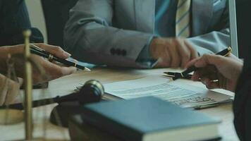 rättvisa och lag koncept.manlig domare i en rättssal med klubban, arbetar med, dator och dockningstangentbord, glasögon, på bordet i morgonljus video