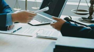 zaken en advocaten bespreken contractpapieren met koperen schaal op bureau in kantoor. wet, juridische diensten, advies, rechtvaardigheid en wet concept foto met film grain effect video