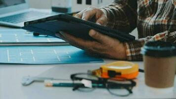 twee specialisten inspecteren reclame, industrieel gebouw bouw plaats. echt landgoed project met civiel ingenieur, investeerder gebruik laptop. in de achtergrond kraan, wolkenkrabber beton bekisting kaders video