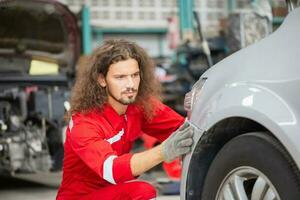 técnico hombre trabajando en auto reparar comercio, coche mecánico en reparar cochera, coche reparar y mantenimiento conceptos foto