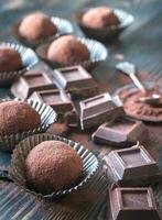 Ron pelotas con cacao polvo y chocolate rebanadas foto