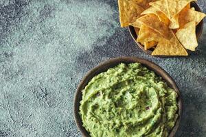 guacamole en cuenco con tortilla papas fritas foto