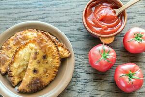 empanadas de carne en el fondo de madera foto