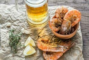 camarones fritos con vaso de cerveza foto