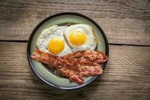 parte de frito huevos con tocino foto