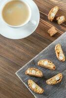 taza de café con cantuccini foto