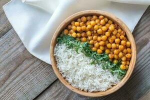 cuenco de garbanzo curry con blanco arroz y Fresco cilantro foto