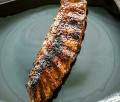 costillas de cerdo a la parrilla foto