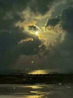 un luz de la luna noche a mar foto