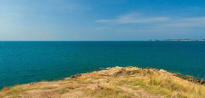 paisaje verano vista frontal panorama tropical playa de mar rock azul cielo blanco arena antecedentes calma naturaleza Oceano hermosa ola choque salpicaduras agua viaje Khao aprender ya nacional parque este Tailandia exótico foto