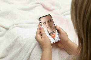 teléfono en hembra manos en cama con médico llamar. digital cuidado de la salud y telemedicina en línea concepto foto