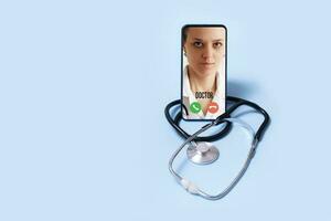 teléfono con estetoscopio y médico llamar. digital cuidado de la salud y telemedicina en línea concepto foto