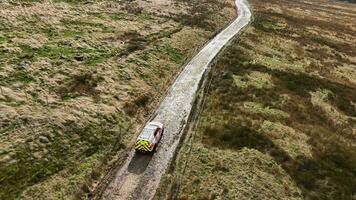 montaña rescate ambulancia vehículos conducción a través de escabroso terreno video