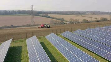 nuovo età solare azienda agricola adiacente un' tradizionale arabile azienda agricola video