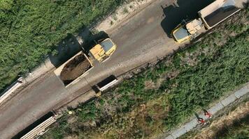 Kipper Lastwagen ziehen um groß Mengen von Erde im das Konstruktion Industrie video