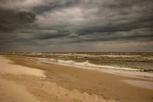paisaje desde el playa en el polaco báltico mar en un nublado frio Ventoso primavera día foto