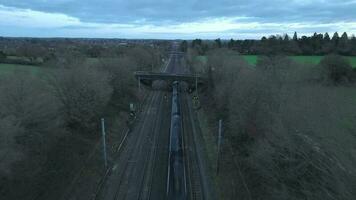 viajante estrada de ferro trem às crepúsculo aéreo Visão video